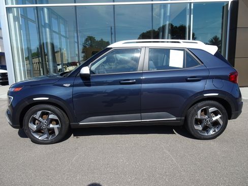 Used 2023 Hyundai Venue Limited FWD image 2