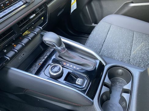 Used 2024 Chevrolet Colorado Z71 w/ Z71 Convenience Package 2 image 29