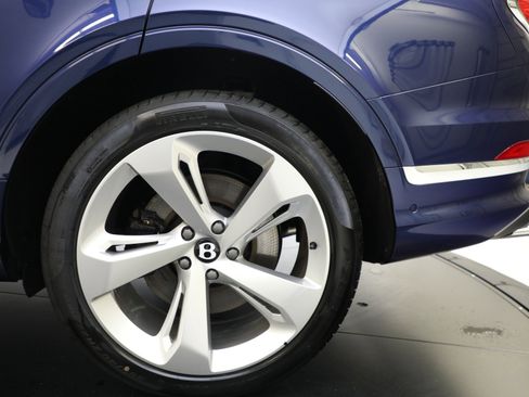 Used 2023 Bentley Bentayga image 30