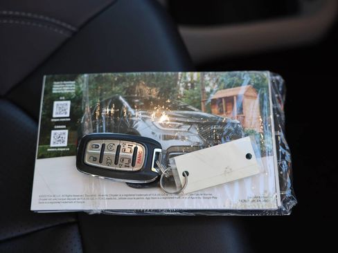 Used 2024 Chrysler Pacifica Touring-L image 28