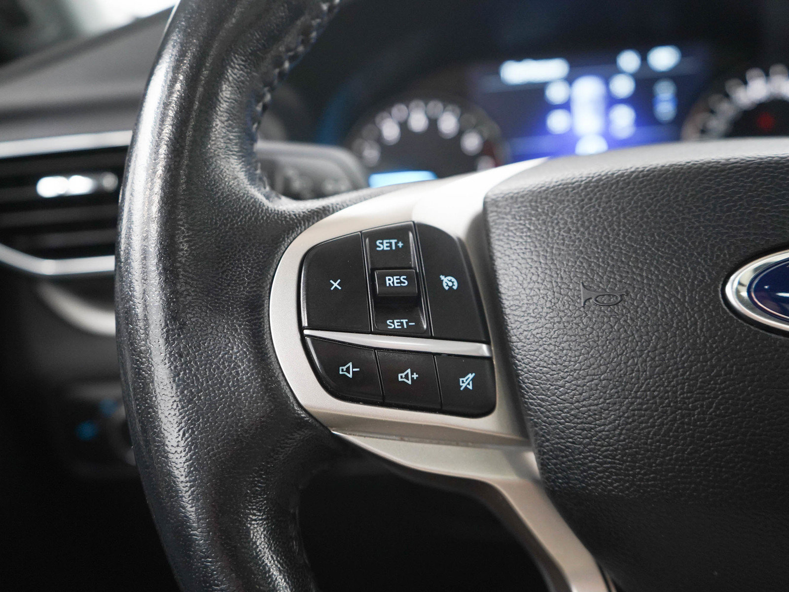 Used 2022 Ford Explorer XLT w/ XLT Sport Appearance Package AWD/4WD image 25