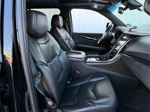 Used 2020 Cadillac Escalade Platinum image 30