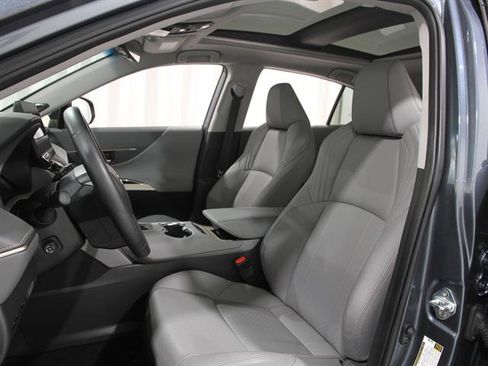 Used 2024 Toyota Venza Limited image 5