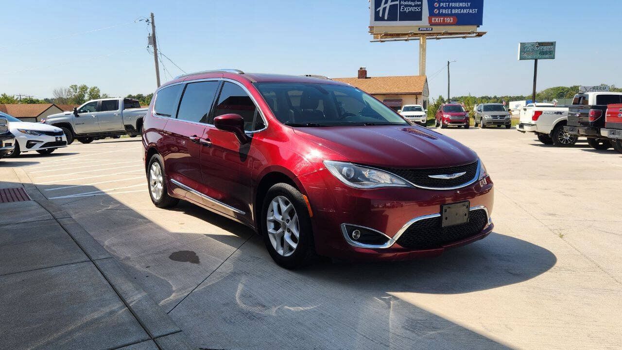 Used 2020 Chrysler Pacifica Touring-L Plus w/ Tire & Wheel Group FWD image 8