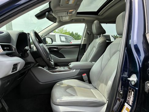 Used 2024 Toyota Highlander Limited AWD/4WD image 5