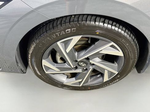 Used 2025 Hyundai Elantra SEL FWD image 4