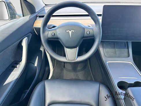 Used 2022 Tesla Model Y Long Range image 29