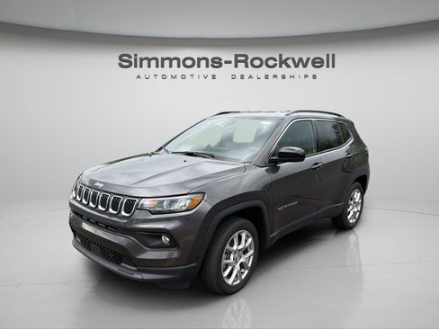 Used 2023 Jeep Compass Latitude AWD/4WD image 1