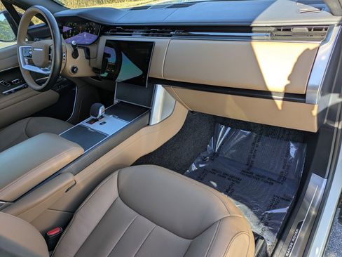 Certified 2025 Land Rover Range Rover SE image 29