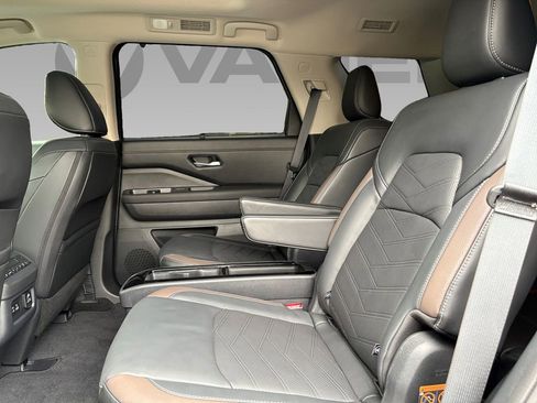 Used 2025 Nissan Pathfinder Platinum FWD image 5