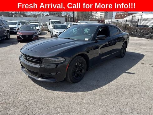 Used 2023 Dodge Charger SXT image 2