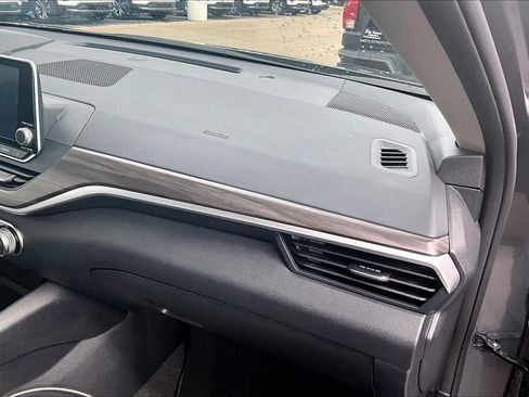 Used 2025 Nissan Altima 2.5 SV FWD image 17