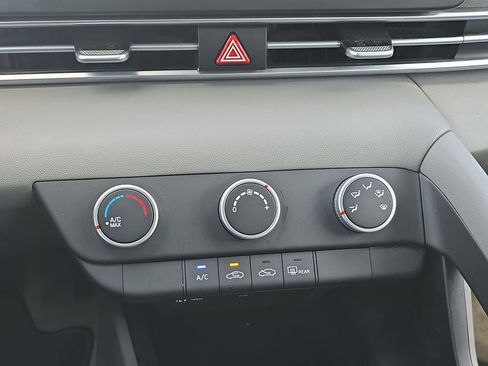 Certified 2024 Hyundai Elantra SE image 23