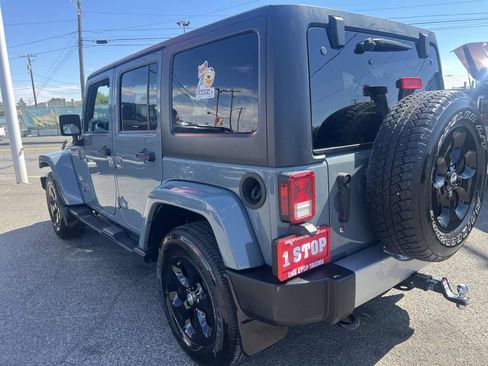 Used 2015 Jeep Wrangler Unlimited Sahara w/ Connectivity Group AWD/4WD image 8
