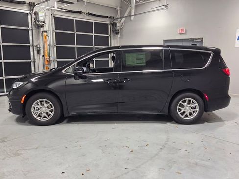 New 2026 Chrysler Pacifica Select image 4