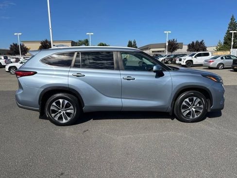 Used 2023 Toyota Highlander XLE AWD/4WD image 3