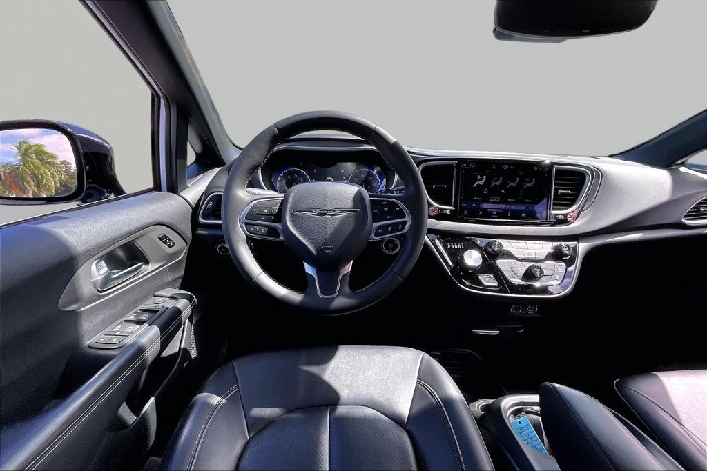 Used 2025 Chrysler Pacifica Select FWD image 5