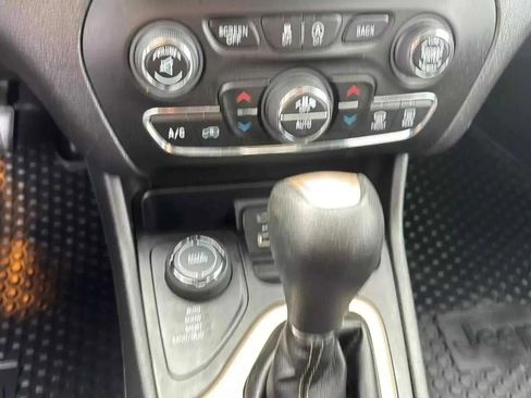 Used 2017 Jeep Cherokee Latitude w/ Comfort/Convenience Group image 13