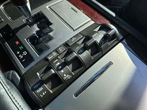 Used 2015 Lexus LX 570 4WD w/ Luxury Package image 19