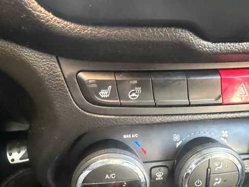 Used 2016 Jeep Renegade Trailhawk w/ Premium Trailhawk Package image 19