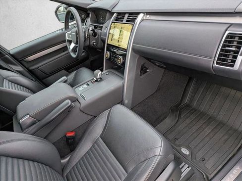 Used 2024 Land Rover Discovery Dynamic SE image 23