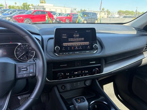 Used 2025 Nissan Rogue SV FWD image 17