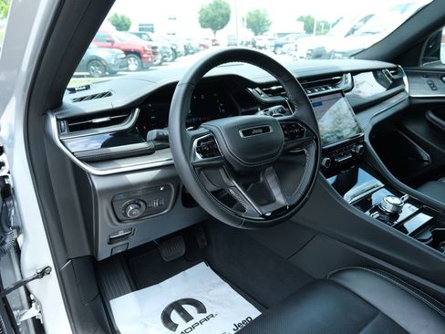 Used 2023 Jeep Grand Cherokee Overland w/ Advanced Protech Group III AWD/4WD image 3