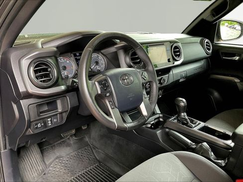 Used 2018 Toyota Tacoma TRD Off-Road AWD/4WD image 17