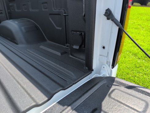 Used 2025 Chevrolet Silverado 2500 LTZ w/ LTZ Convenience Package AWD/4WD image 5