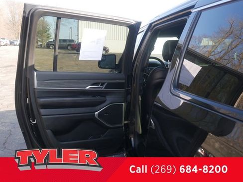 Used 2023 Jeep Wagoneer L Series II image 20