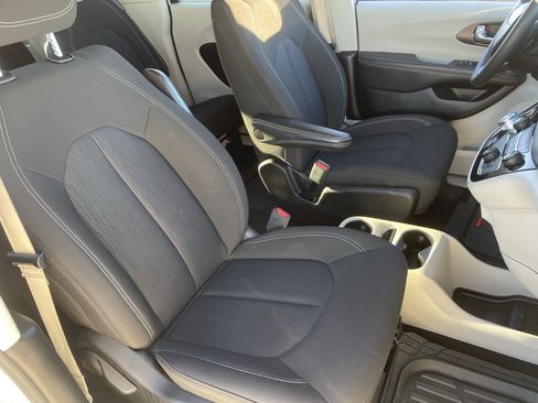 Used 2023 Chrysler Voyager LX image 9