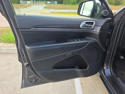 Used 2018 Jeep Grand Cherokee Limited image 25