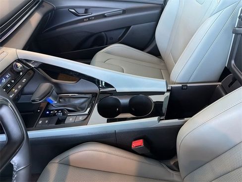 Used 2025 Hyundai Elantra Limited image 23