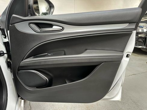 Used 2023 Alfa Romeo Stelvio Veloce image 8