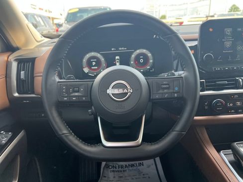 Used 2025 Nissan Pathfinder Platinum w/ Black Appearance Package FWD image 17
