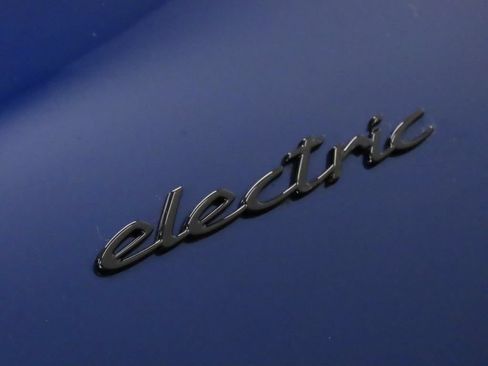 Certified 2025 Porsche Macan Electric RWD image 13