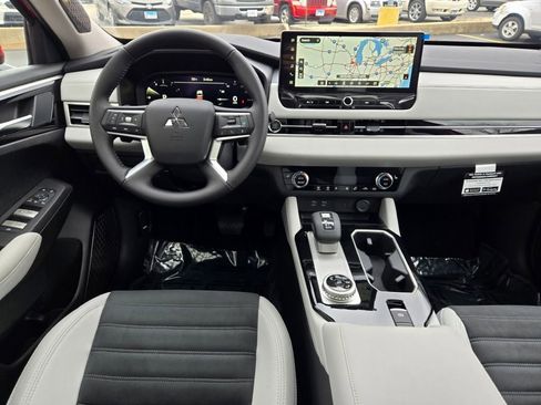 New 2025 Mitsubishi Outlander SE image 15
