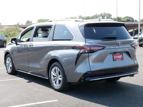 Used 2026 Toyota Sienna Limited FWD image 5