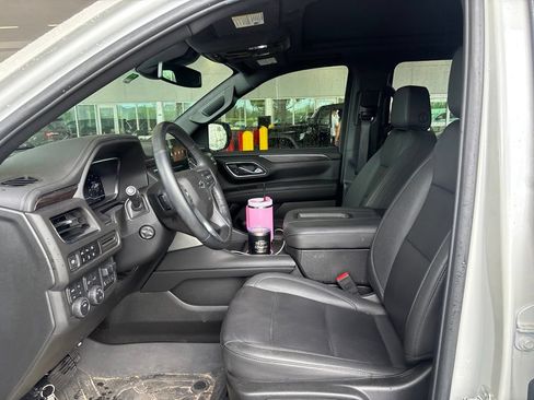 Used 2024 Chevrolet Suburban Z71 w/ Luxury Package AWD/4WD image 5