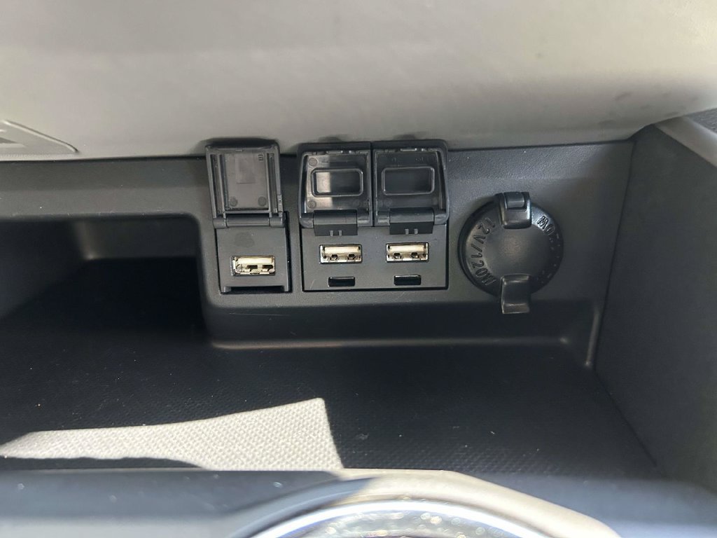 Used 2020 Toyota Highlander XLE AWD/4WD image 16