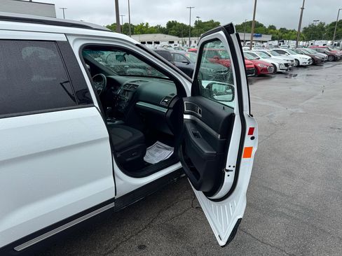 Used 2017 Ford Explorer XLT AWD/4WD image 9