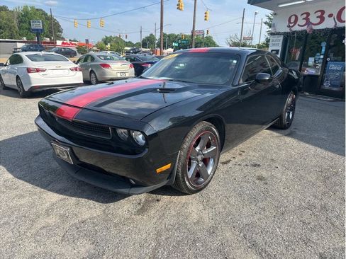 Used 2014 Dodge Challenger SXT RWD image 3