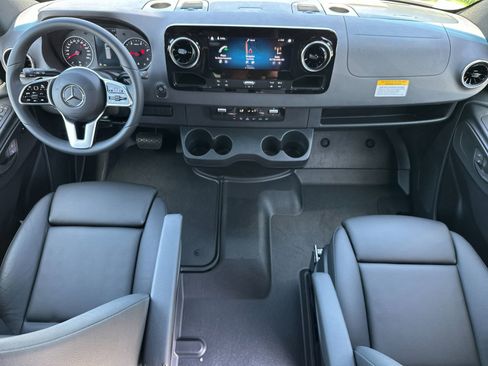 Used 2024 Mercedes-Benz Sprinter 2500 image 13
