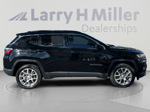 Used 2023 Jeep Compass Latitude w/ Sun and Sound Group AWD/4WD image 6