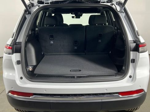 New 2025 Jeep Grand Cherokee Laredo w/ Luxury Tech Group I RWD image 19