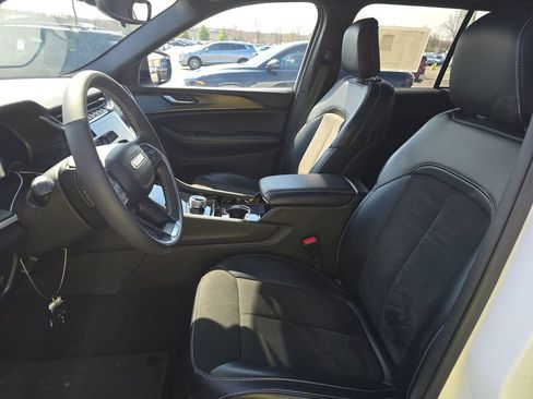 Used 2023 Jeep Grand Cherokee Altitude image 13