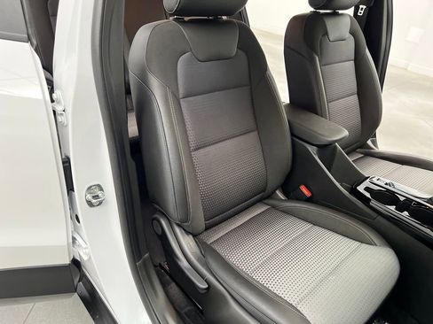 Used 2025 Chevrolet Trax LT w/ LT Convenience Package image 22