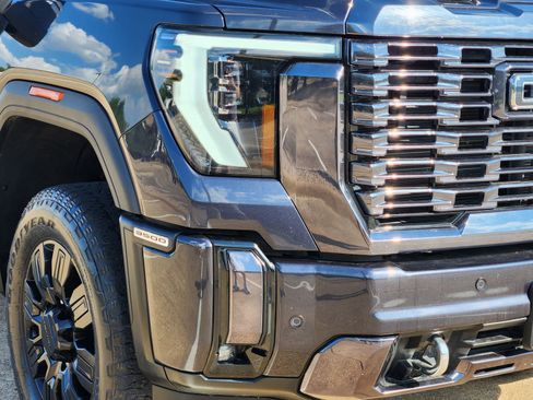 Used 2024 GMC Sierra 3500 Denali Ultimate AWD/4WD image 9