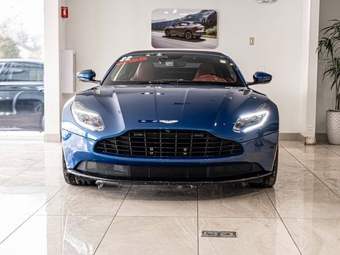 Used 2022 Aston Martin DB11 Volante image 2