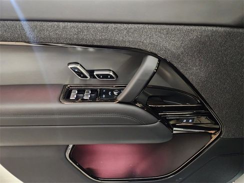 Used 2025 Land Rover Range Rover Sport SE image 22